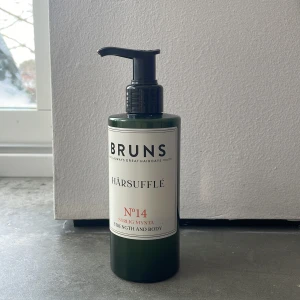 Hårsufflé N°14 från Bruns - Hårsufflé N°14 från Bruns är en stärkande och volymgivande produkt för håret. Den kommer i en grön pumpflaska och innehåller naturliga ingredienser som stärker och ger fyllighet. Perfekt för att ge håret extra volym och styrka. Där jag håller mitt finger är så mycket det är kvar av den❤️