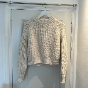 Stickad tröja  - Mysig beige stickad tröja från HM. Väldigt varm och perfekt för kalla dagar. 💕💕