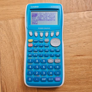 Miniräknare - Säljer en Casio FX-7400GII grafritande miniräknare. Den har många funktioner för avancerade beräkningar och passar jättebra till studier i matematik och naturvetenskap på gymnasiet. Batteridriven (batterier medkommer). Nypris på den nyare verisionen är 599. Säljer även en lärobok i matte 3bc separat!