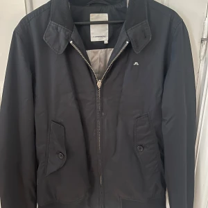 Svart jacka från J.Lindeberg - Snygg svart jacka från J.Lindberg