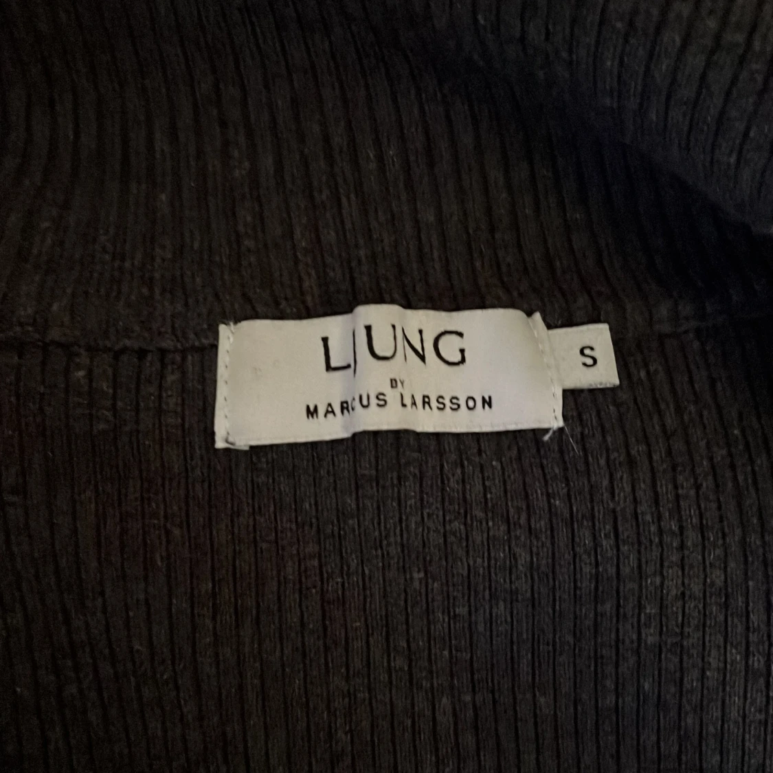 Grå ribbad tröja med dragkedja från Liung - 91