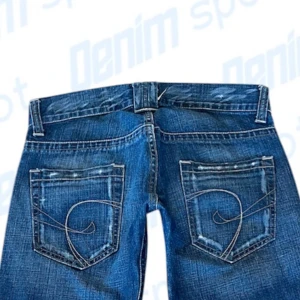 Ultra lowwaist vintage jeans  - Storlek W28 💙 Längd: 101 cm • midjebredd: 41 cm •  Innerbenslängd: 83 cm • Lårbredd: 25 cm • benöppning: 21,5 cm • OBS! Färgen är mest lik passformsbilderna. Modellen är cm och brukar ha strl W• Hör gärna av dig vid frågor💙