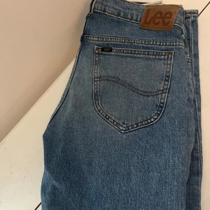 Blå jeans från Lee - Säljer ett par blå jeans från Lee i modellen Rider. 