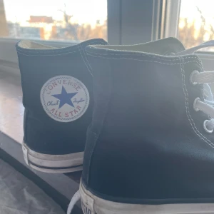 Converse Sneakers  - Svarta Converse Sneakers. Fint skick! Använda men inga skavanker. Storlek 37. Skriv gärna för fler frågor eller funderingar! Pris går att diskuteras!❤️
