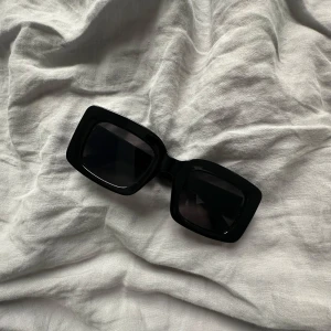 solglasögon - Snygga svarta solglasögon, perfekta för en stilren look. Passar bra till både vardag och speciella tillfällen. Är för stora för mig så har endast testats på. 💕💕
