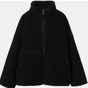 Carin Wester - Jättefin teddyjacka från Carin Wester köpt i november! Originalpris ca 800kr, jackan är nästan inte använd så jättebra skick!💕