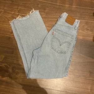  Levis Ribcage jeans - Säljer ett par ljusblå Levis Ribcage Straight jeans. Av kIippta 95cm på Iängden syns på bild, knappgylf. hör av dig vid funderingar.