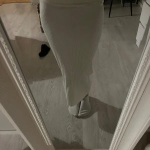 Ribbad lång kjol - Ribbad lång kjol från Zara använd 1 gång i storlek s men passar även xs