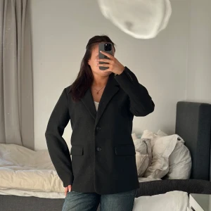 Mörk grå Blazer - En jätte fin blazer med prislapp kvar! Helt ny!