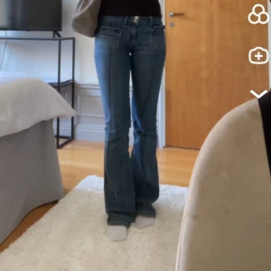 Blå bootcut jeans - Snygga blå bootcut jeans med låg midja! Bra skick!💗