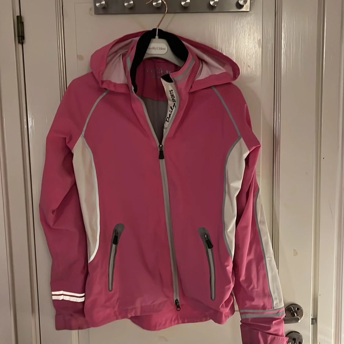 Rosa regnjacka från Daily Sports