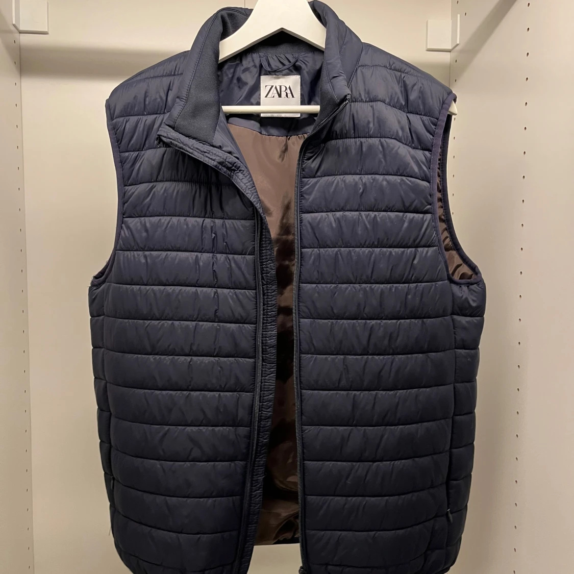 Mörkblå quiltad väst från Zara