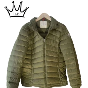 Moncler jacka - | Storlek S/M | Skick 8:10 | Ovanlig modell| Luva i kragen, öppnas med dragkedja | Modellen på bilden är 180 och 70kg, sitter bekvämt och skönt. Kontakta för fler bilder/frågor! | (Jackan är köpt här på plick och jag relistar den för den passade inte mig)