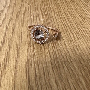 Lily and rose ring  - Lily and rose Miranda guld ring. 