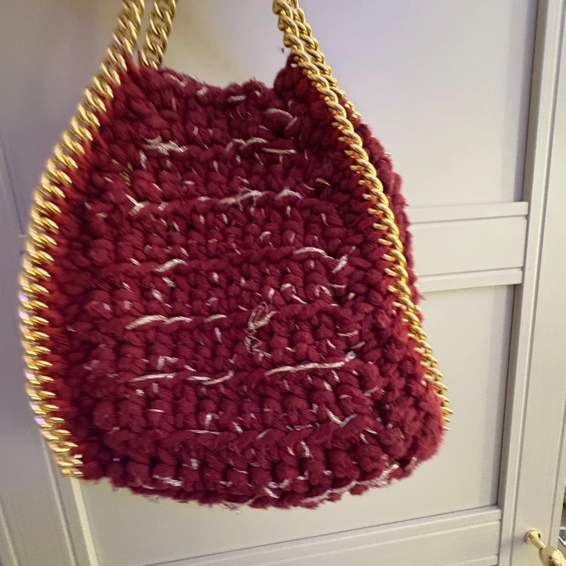 Vinröd stickad axelväska med guldkedja