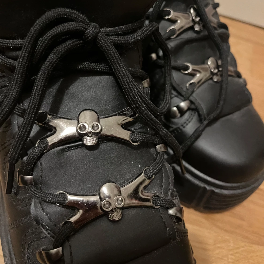 Svarta boots med dödskalle-detaljer - 91