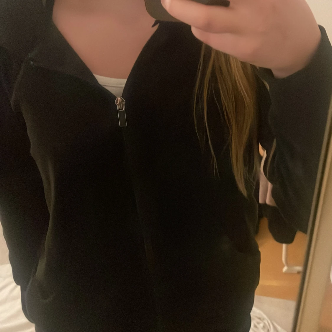 Svart dragkjedströja från Gina Tricot