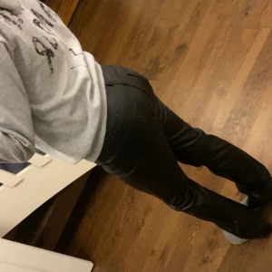 Svarta skinnbyxor - Snygga svarta skinnbyxor med en tight passform. Perfekta för en stilren look och kan matchas med olika toppar och jackor. Byxorna har en klassisk design med dragkedja och knapp framtill. Från bikbok