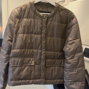 Champagne jacka från Massimo Dutti - Snygg champagne jacka från Massimo Dutti med knappar framtill. Jackan har en stilren design med två fickor och rund halsringning. Perfekt för vårdagar! Nypris 1000 kr, använd men väl omhändertagen 🩷