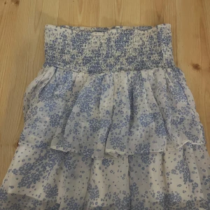 Blommig kjol med volang - Fin blommig sommarkjol med volang. Är använd 3 gånger. Pris kan diskuteras!