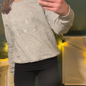 Grå sweatshirt  - Säljer en grå sweatshirt från PeakPerformance. Tröjan har långa ärmar och en avslappnad passform med knytband i nederkanten som går att vika in under tröjan (som jag har gjort på första bilden). Storlek M men skulle snarare säga S, då den sitter bra på mig som har XS/S i tröjor. Säljs inte längre, därför osäker på ordinarie pris, så kom gärna med prisförslag!💗💗