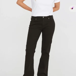 Svarta jeansbyxor - Snygga svarta jeansbyxor . Low flare jeans .bara använd ett år gånger 