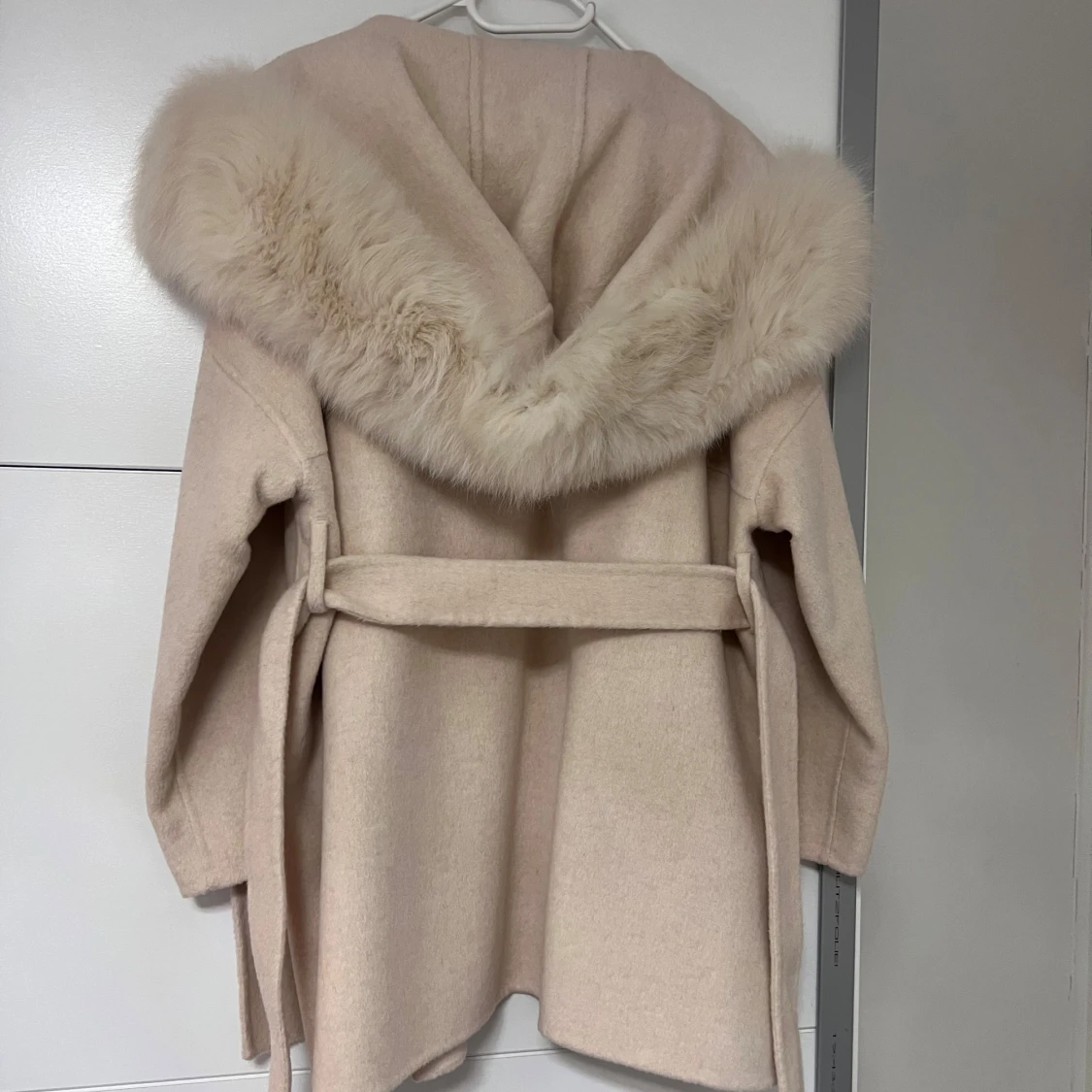 Beige kappa med pälsdetaljer - 1