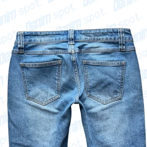 Brandy Melville lowwaist bootcut jeans  - Längd: 93,5 cm • midjebredd: 39 cm •  Innerbenslängd: 76 cm • Lårbredd: 21,5 cm • benöppning: 22 cm • OBS! Färgen är mest lik första bilden, heelbite på höger häl . Modellen är 163 cm • Hör gärna av dig vid frågor💙