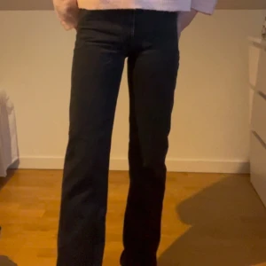 Weekday jeans  -  Svarta straightleg jeans från weekday i modellen Voyage. Jeansen är i storlek W24 L30. Använda fåtal gånger och är i bra skick