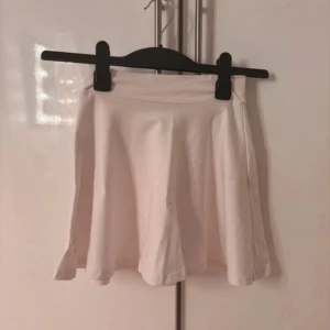 Dolly Style vit kjol - Detta är en vit Dolly Style kjol och är i storleken One size men skulle säga att den är som XS/S/M. Den säljs inte längre på deras hemsida och är nästan aldrig använd.