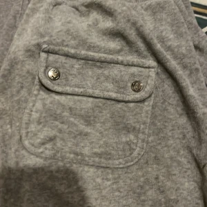 Grå byxor från Juicy Couture - Säljer grå juicy byxor, haft dom sen i 5an (saknar snören)