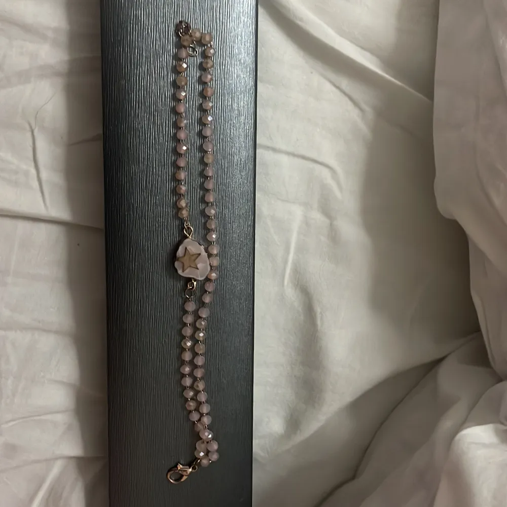 Säljer ett set med tre armband: ett silverfärgat med månar och stjärnor, ett svart glittrigt och ett rosa med en stjärndetalj. Perfekt för att mixa och matcha!Varje sort kostar 50 kr men alla kostar 130. Asusteet.
