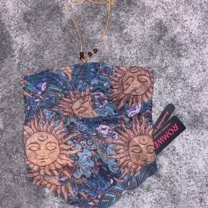 Mönstrad tubtopp från Shein/ Romwe - Snygg tubtopp från Romwe med ett unikt sol- och månmotiv i blå och bruna nyanser. Perfekt för en bohemisk stil. Toppen är axelbandslös och har en bekväm passform.