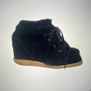 Isabelmarant liknande skor💕💕 - Snygga svarta sneakers med kilklack och snörning. Isabelmarant liknande skor!! INTE äkta köpta på sellpy!!💕💕 Inga defekter förutom att de ser lite använda ut!!