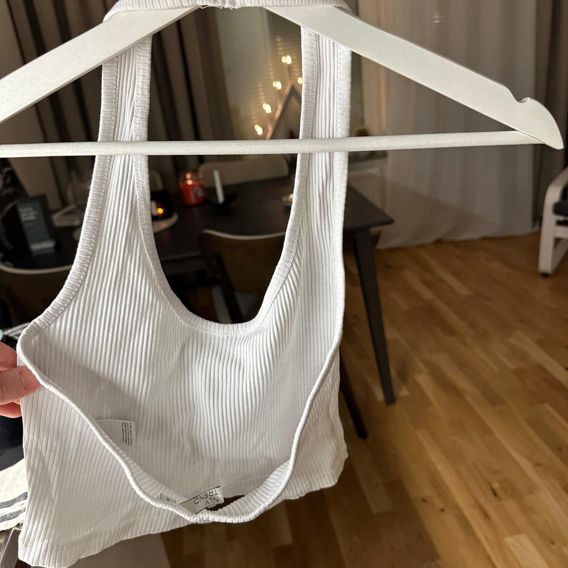 Vit ribbad linnetopp - 90