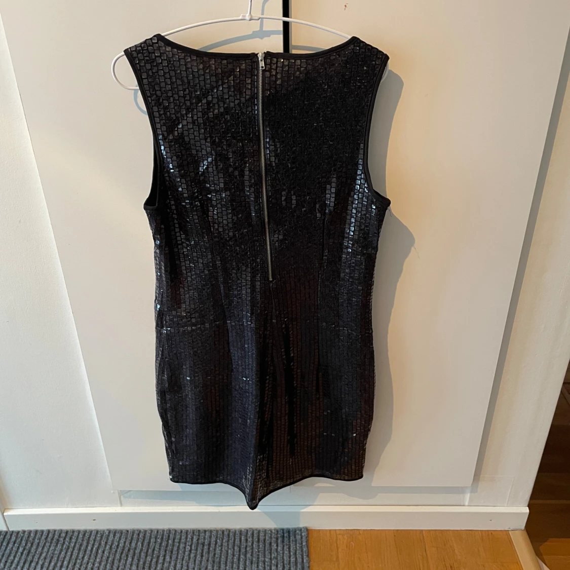 Svart glittrig klänning från Vero Moda - 90