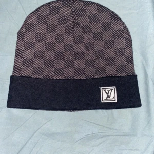 LV mössa - Säljer min Louis Vuitton mössa då jag längre inte har någon användning för den.