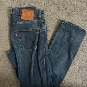 Levi's 511 jeans - Snygga Levi's 511 jeans i klassisk blå denim. De har en normal passform och är perfekta för en avslappnad stil. Jeansens ikoniska lädermärke på baksidan ger en autentisk touch. 
