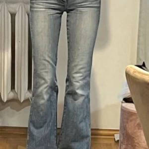 Blå bootcut jeans från Wrangler - Snygga blå bootcut jeans från Wrangler med klassisk femficksdesign och märkets logga på bakfickan. Endast använd fåtal gånger💕