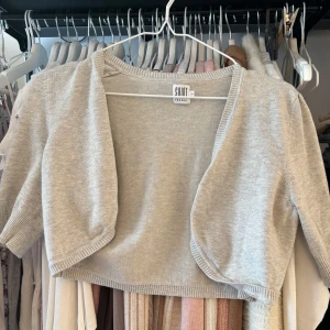 Grå bolerotopp  - Säljer en stilren grå bolerotopp från Saint Tropez. Toppen har korta ärmar och är perfekt för layering. 💓🍓 storlek L, men är gandka liten (har oftast xs) öppen för prisförslag 