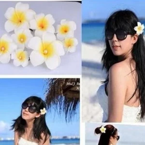 2st Plumeria Hawaiian Frangipani Skumblomma - Snyggt diadem med vita och gula blommor, perfekt för sommarens stranddagar. Blommorna har en pärldetalj i mitten som ger en extra touch av elegans. Passar utmärkt för att ge en tropisk känsla till din outfit.  29kr/st  , finns fler kvar, helt ny 