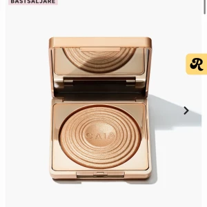 Highlighter från CAIA - Jättefin highlighter i en guldig ton från CAIA. Helt oanvänd samt oöppnad säljer därför att jag fick två i julklapp! Highlightern är i en krämig formula och lägger sig lätt på huden och ger ett naturligt glow. Det är samma färg som på bilderna, Portofino.