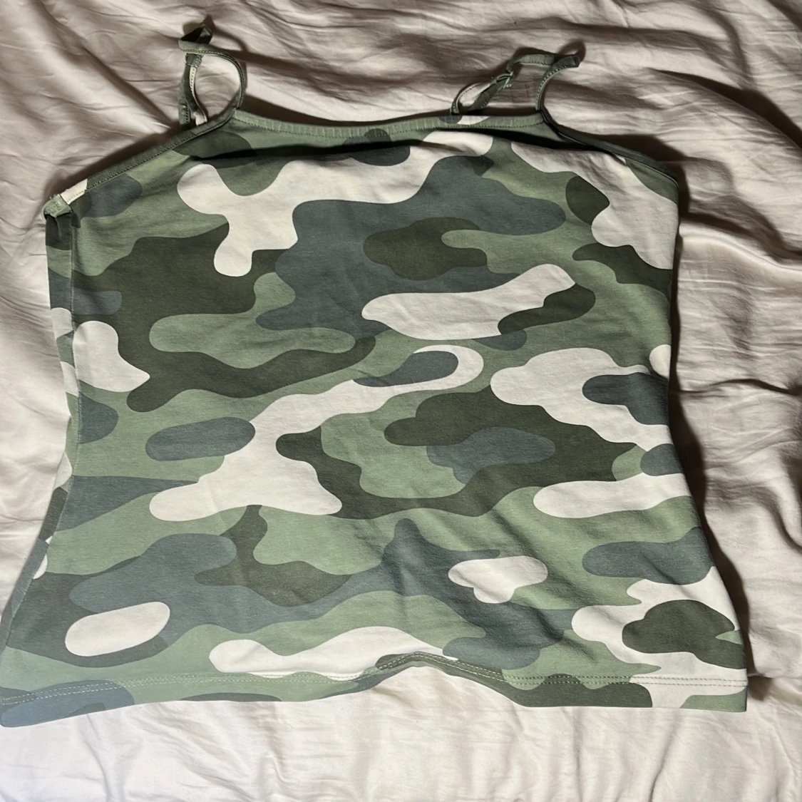 Camouflagefärgad linnetopp från Lindex