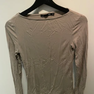 Beige långärmad topp från 157 - Säljer en stilren beige långärmad topp från 157. Perfekt för lager-på-lager eller som den är. Enkel och mångsidig design.