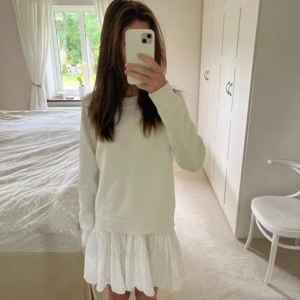 Vit tröja från Vero Moda - Säljer en stilren vit tröja från Vero Moda. Tröjan har en klassisk design med rund hals och långa ärmar. Perfekt för en enkel och snygg look.