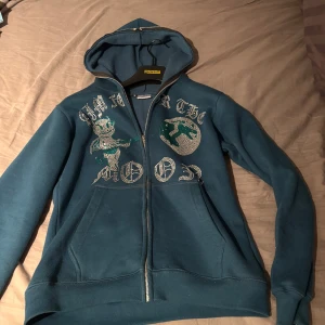 Aim for the Moon rhinestone zip hoodie - Säljer nu min aim for the moon ziphoodie. Riktigt bra skick med alla pärlor kvar utöver att dragkedjan har gått av lite men inget som syns tydligt. Storlek small
