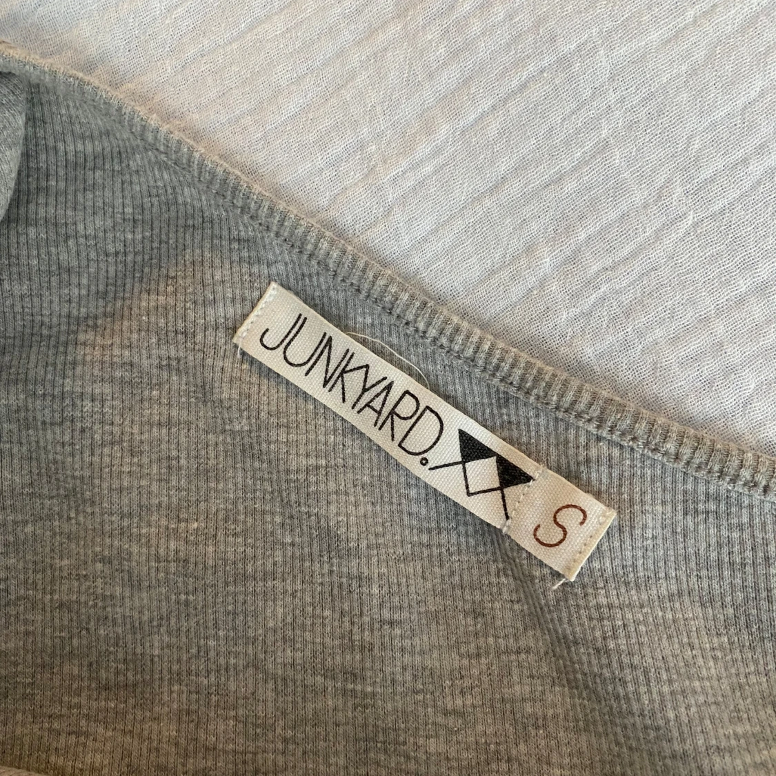 Grå oneshoulder topp från Junkyard - 90