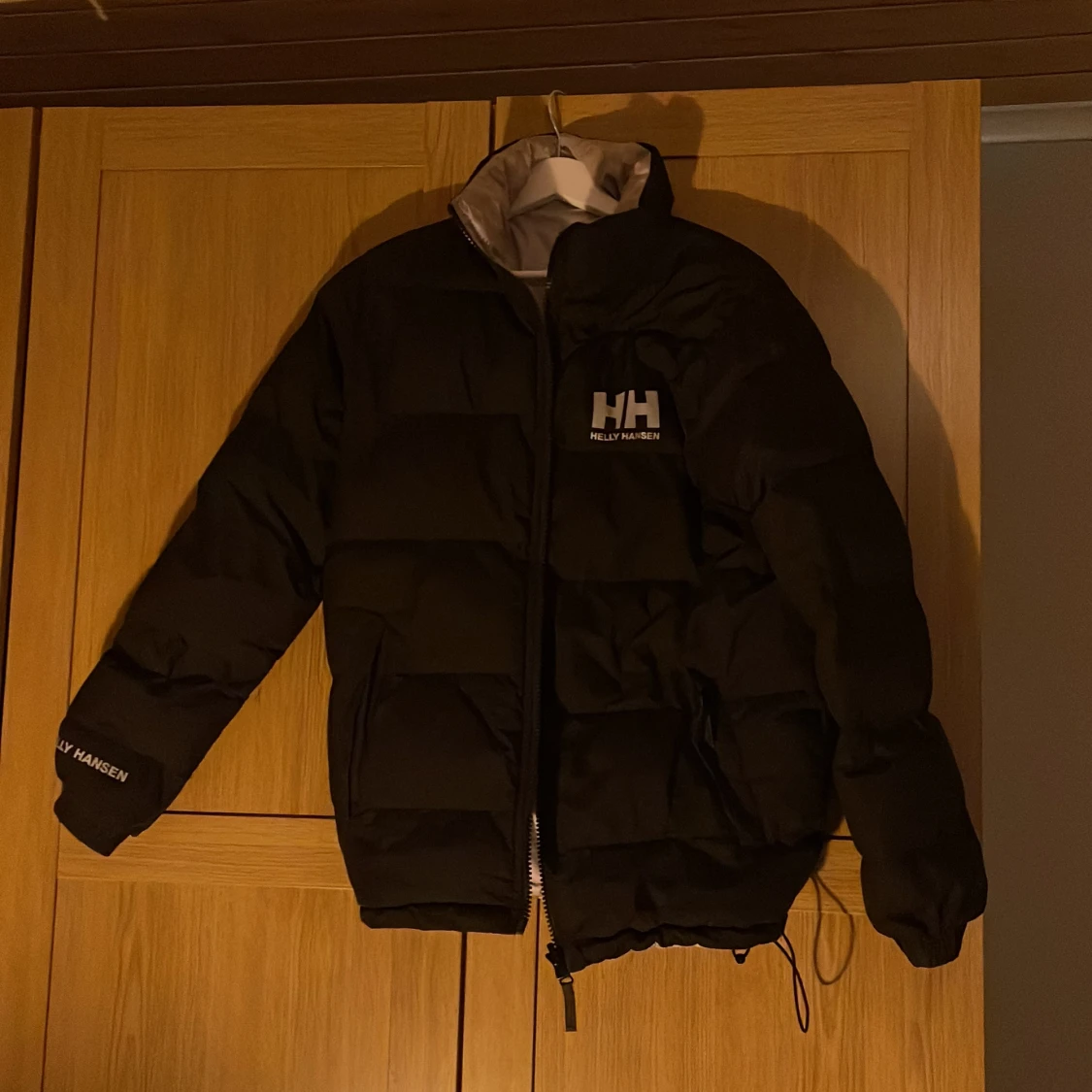 Beige och svart pufferjacka från Helly Hansen - 91