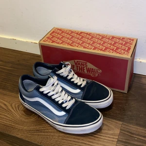 Blå och vita sneakers från Vans - Säljer ett par klassiska Vans sneakers i blått och vitt. Skorna har en ikonisk design med snörning och en bekväm passform. Perfekta för en avslappnad stil. Passar nästintill vid alla tillfällen! Jag säljer då dom blivit för små o knappt använts skick: 8.5/10 pris 300 pris kan diskuteras vid snabb affär! Hör av dig vid intresse 