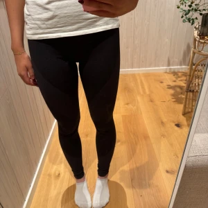 Svarta leggings - Snygga svarta träningsbyxor från lager157 i storlek xs men passar även s. De är stretchiga och väldigt bekväma.💗